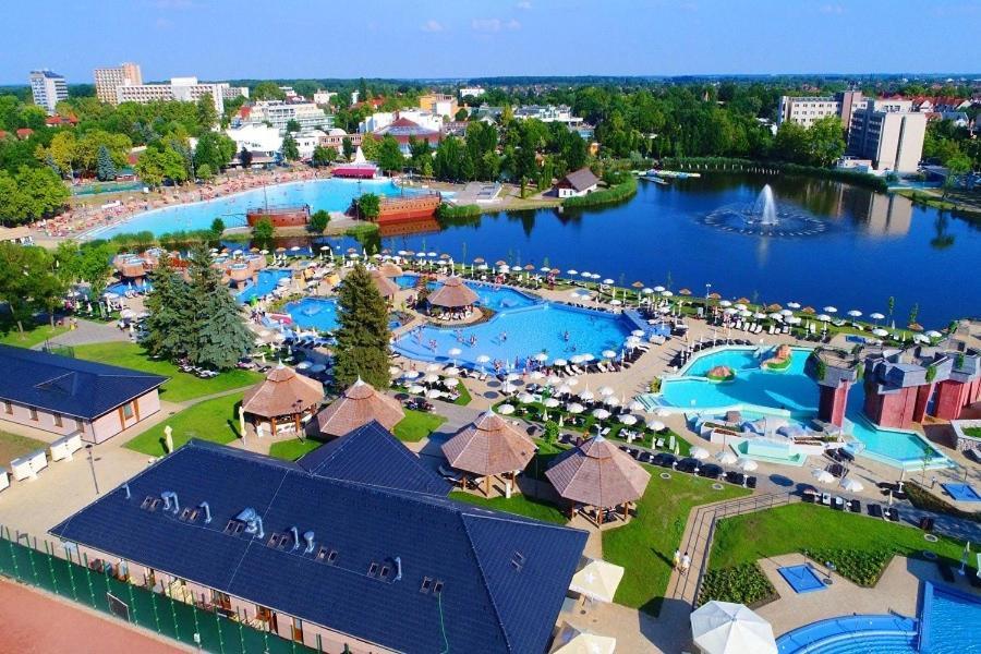 Lexi Apartman Apartamento Hajdúszoboszló Exterior foto